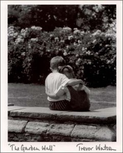 ポスター モノクロ写真 「抱き合う2人の子ども」 サイズ/203×254mm