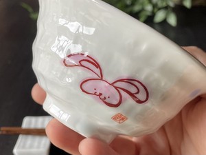 日本製　窯元直送　干支 子ども食器・ろくべ型豆茶碗【卯（うさぎ）・桃色】