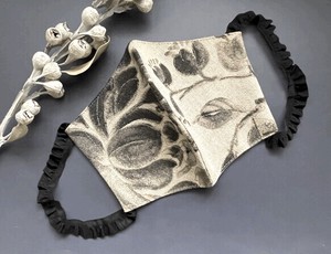 スペインインポート生地　麻と黒とラメの花柄の生地の手作りマスク　ハンドメイド
