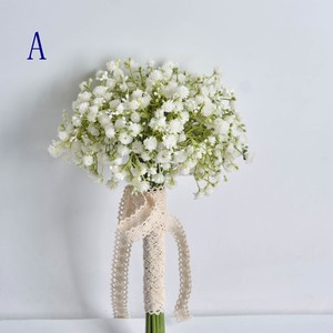 新作花嫁が花を手にして結婚式の模様を作る LDLA2824