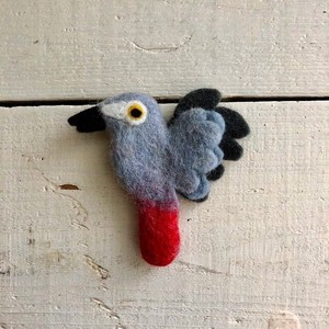 (予約販売)羊毛フェルト ヨウム ブローチ 鳥　フェアトレード