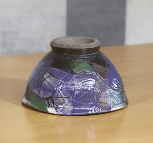益子焼　変形茶碗　小　椿彫り　青