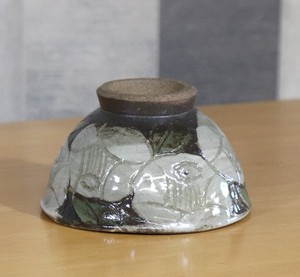 益子焼　変形茶碗　小　椿彫り　白