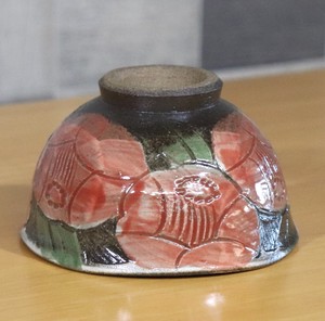 益子焼　変形茶碗　中　椿彫り　赤