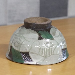 益子焼　変形茶碗　中　椿彫り　白
