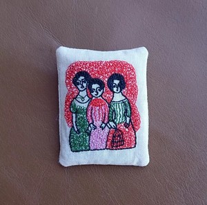 バッジみたいな刺繍のブローチ　三人のマダム　赤　「2022新作」