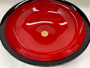Y4-12　盛り皿　朱フチ黒　菊柄　Dish, black chrysanthemum pattern with red rim「2022新作」