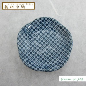 【長期欠品中】美の小物　花形箸休め小皿(鱗紋）美濃焼　日本製