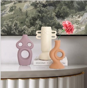 陶磁器の花瓶にリビングルームのモデルルームを飾る YWQ687