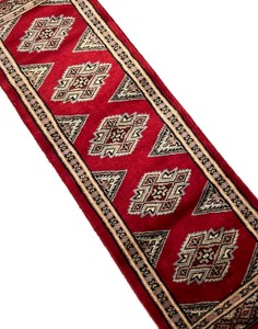 手織り絨毯　約30x90cm　ウール100％　レッド　パキスタン製　ラグ　ロング　民族柄【37997】