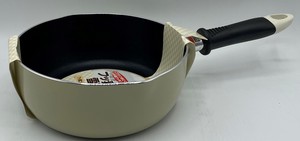 IH対応フッ素雪平鍋18cm　アイボリ－　こびりつきにくい　お手入れ簡単　煮たり焼いたり気軽に使える