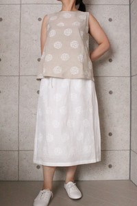 【2022夏物】日本製 リネン花丸刺繍ノースリブラウス　No818069