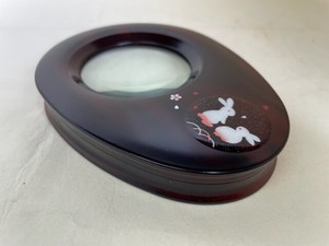 R47-121　たまご型ルーペ　木目塗　福うさぎ　Egg-shaped loupe, wood-grain lacquered, lucky rabbit.