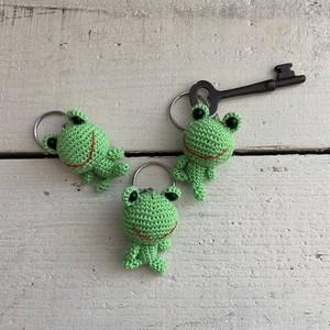 編みぐるみ 編み かえる 蛙 カエル 縁起物 ハンドメイド キーホルダー
