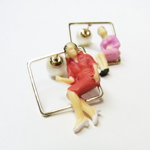 Pierced Earrings Gold Post Gold Mini M Made in Japan