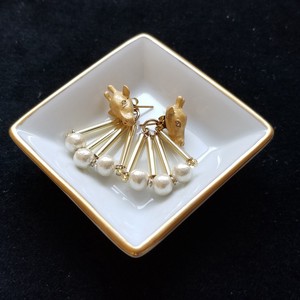 【ピアス・アクセサリー】キリン　three pearl  pierce（アニマル）（動物）（日本製）