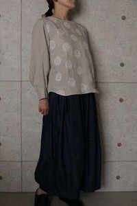 【2023春物】日本製 リネン大柄花刺繍袖口タック　ブラウス　No822070