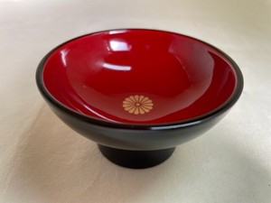 R54-2　盃　黒内朱　菊柄　Sake cup, black and vermilion with chrysanthemum design