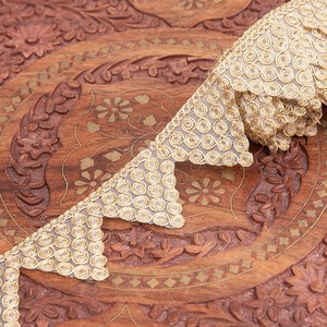 チロリアンテープ　メーター売 - 金糸が美しい　更紗模様のゴータ刺繍〔幅:約5cm〕 - トライアングル