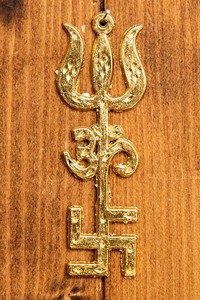 〔壁掛けタイプ〕インドの神様ウォールハンギング - シヴァ三叉・オーン・スワスティカ 約9cm