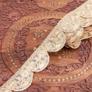 【各色あり】 チロリアンテープ　メーター売 - 金糸が美しい　更紗模様のゴータ刺繍〔幅:約3.5cm〕 - 庭園