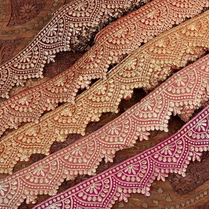 チロリアンテープ　メーター売 - 金糸が美しい　更紗模様のゴータ刺繍  〔幅:約6.5cm〕 メヘンディ 暖色