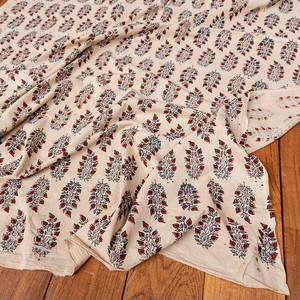 〔1m切り売り〕アジュラックプール村からやってきた　昔ながらの木版染め更紗模様布〔幅約111cm〕 - ベージ