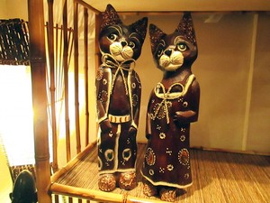 おしゃれなバリネコカップル 木製オブジェ 2体セット 手彫り 猫 アニマル