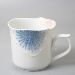 【有田焼】白磁一珍二色花輪花マグ 日本製 マグカップ フリーカップ 手描き