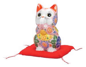日本の伝統工芸品【九谷焼】 K8-1529 6号お祈り猫 ピンク盛 布団付