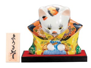 日本の伝統工芸品【九谷焼】 K8-1534 6号おじぎ福助猫 盛 台・敷物・立札付