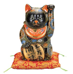 日本の伝統工芸品【九谷焼】 K8-1543 7号小判招き猫 黒盛 布団付