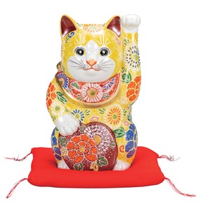 日本の伝統工芸品【九谷焼】 K8-1557 7号小判招き猫 黄盛 布団付