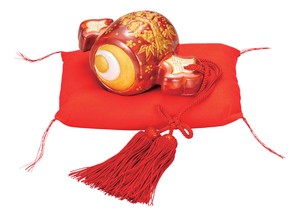 日本の伝統工芸品【九谷焼】 K8-1655 4.5号小槌 赤金彩 房・布団付