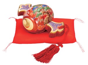 日本の伝統工芸品【九谷焼】 K8-1656 6号小槌 赤盛 房・布団付