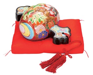 日本の伝統工芸品【九谷焼】 K8-1659 9号小槌 赤彩盛 房・布団付