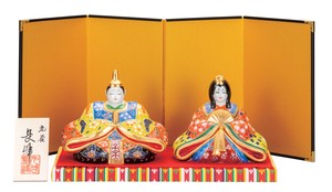 日本の伝統工芸品【九谷焼】 K8-1686 5号雛人形 黄紅盛 台・敷物・立札・屏風付