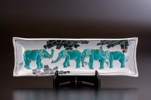 日本の伝統工芸品【九谷焼】 15号飾長皿 群象の絵 皿立付 山近泰 (K8-2054)
