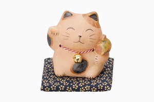 土もの　招き猫貯金箱（座布団付）【日本製 萬古焼 縁起物】