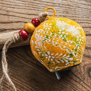 ジュート紐とハンドペイントの 手作りベル インドの素朴な味わい 縦：約9cm 横：約8cm    ふくら形 黄