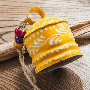 ジュート紐とハンドペイントの 手作りベル インドの素朴な味わい 縦：約8cm 横：約6.5cm  鐘形 黄