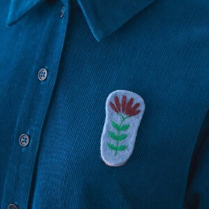 【フェアトレード】フェルトの手刺繍フラワーブローチ・ライトブルー