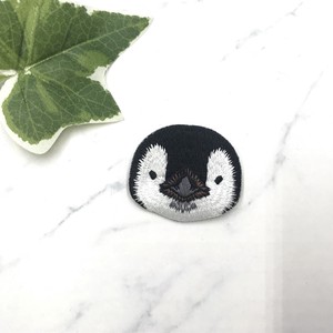ブローチ　刺繍　アート　デザイン　ペンギン　アニマル
