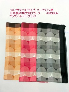 秋冬新作）スカーフ　高級感のあるシルクサテンストライプ・ハーフライン柄・日本製四角大判スカーフ