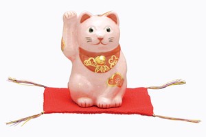 松竹梅（ピンク） 招き猫（敷物付き）楽置物【日本製 陶器 縁起物】