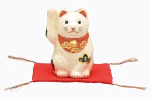 松竹梅（白） 招き猫（敷物付き）楽置物【日本製 陶器 縁起物】