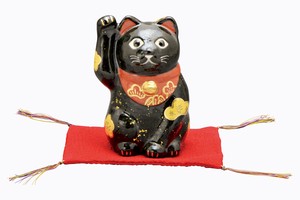 松竹梅（黒） 招き猫（敷物付き）楽置物【日本製 陶器 縁起物】