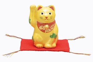 松竹梅（黄） 招き猫（敷物付き）楽置物【日本製 陶器 縁起物】