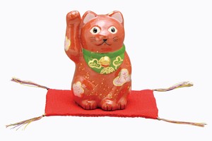 松竹梅（赤） 招き猫（敷物付き）楽置物【日本製 陶器 縁起物】