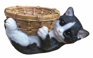子ネコとバスケット(八割れ）14120【猫】オブジェ エクステリア ガーデニング　ネコ　置物